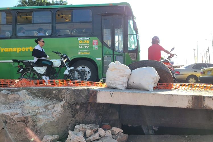 EN ZONA COMPLICADA. El agujero está entre las avenidas Los Ahuehuetes y Colón, en Guadalajara. (Foto: Michelle Vázquez) 